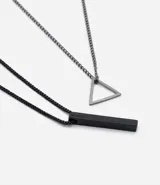 Set de dos collares metálicos, uno con cadena de eslabones y dije de triángulo, y otro con cadena de eslabones rectangulares y dije de barra rectangular.