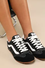 Zapatillas Vans modelo Super Lowpro, de perfil bajo, color negro con detalles en blanco y suela de goma.