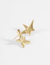 Aros tipo stud con diseño de estrella tridimensional en acabado dorado.