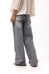 Jean de corte wide leg y tiro medio, con efecto lavado y apliques de brillos distribuidos en toda la prenda.