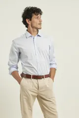 Cinturón marrón de cuero con hebilla metálica rectangular.