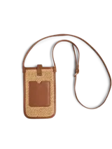 Bolso pequeño tipo bandolera para celular, tejido en rafia color natural, con ribetes y correa de cuero sintético color coñac. Posee cierre de broche en la solapa.