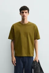 Remera de corte relaxed fit confeccionada en tejido de algodón con textura irregular, cuello redondo y manga corta.
