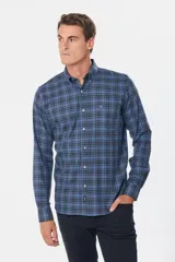 Camisa de manga larga confeccionada en viyela de algodón, con diseño de cuadros en tonos azules y negros. Presenta cuello abotonado, cierre frontal con botones y logo bordado en el pecho.