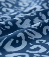 Vestido midi con estampado animal print de leopardo, escote cuadrado, mangas cortas anchas y abertura en el bajo.