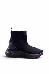 Bota tipo zapatilla de caña alta, color negro, confeccionada en tejido tipo media con refuerzo sintético en el talón y suela chunky de goma.