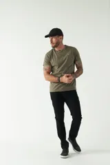 Pantalón de jean negro de corte recto, con logo bordado y etiqueta de cuero en la parte trasera.