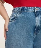 Pantalón de jeans de tiro alto, color celeste desgastado, modelo wide leg (pierna ancha) con cierre y botón metálico.