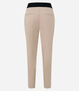 Pantalón de sastrería color beige, de corte recto y largo al tobillo. Presenta bolsillos traseros decorativos y una estructura limpia sin estampados, ideal para un look formal o casual.