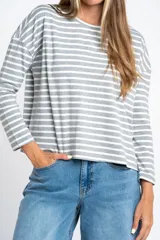 Remera de manga larga, corte ajustado al cuerpo, con patrón de rayas horizontales en gris y blanco.