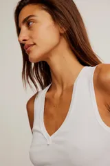 Musculosa blanca de algodón elastizado, de corte entallado, con escote en V y diseño de canalé.