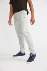 Pantalón deportivo de invierno con frisa, color negro, de corte regular. Cuenta con cintura elástica con cordón ajustable, bolsillos laterales y logo estampado en la pierna izquierda.