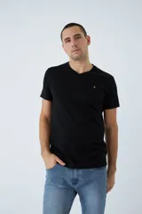 Remera básica de algodón color negro, con escote en V, manga corta y logo bordado en el pecho.