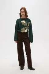 Pantalon de corte recto y tiro medio, confeccionado en tejido de poliester con acabado mate. Presenta bolsillos laterales y cierre frontal con botón metálico.