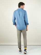 Camisa celeste de algodón con cuello abotonado, corte regular fit, manga larga con puños simples y logo bordado en el pecho.