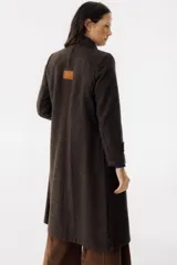 Tapado largo color marrón con solapas, cierre con botones y bolsillos laterales.