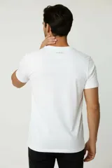 Remera lisa de algodón con cuello redondo y manga corta, de calce slim fit.