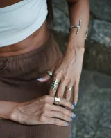 Anillo plateado con forma de esqueleto de costillas.