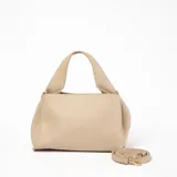 Bandolera color beige con correa ajustable y asa corta.