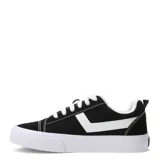 Championes de estilo urbano marca Pony, confeccionados en una combinación de lona y gamuza negra con detalles en blanco. Presentan el logo característico de la marca en el lateral, cordones blancos y suela de goma blanca con textura.