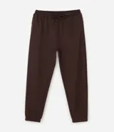 Pantalón jogger marrón, con cintura elástica y puños ajustados en los tobillos.