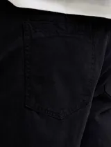 Pantalón chino negro de corte recto y holgado.