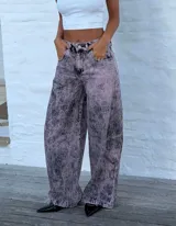 Jean de corte ancho y tiro alto, con efecto acid wash en tonos rosado y negro.