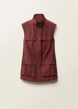 Chaleco largo de estilo utilitario color rojizo, con cuello solapa, sin mangas y cierre frontal con botones. Presenta cuatro bolsillos de parche con solapa en la parte delantera y un acabado con efecto arrugado.