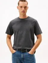 Remera de punto de algodón moteado, color gris oscuro, con cuello redondo y escudo con el monograma TH bordado en el pecho en tono sobre tono.