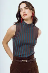 Top tejido sin mangas con cuello alto, con rayas verticales en tonos marrón y azul, y diseño ajustado.