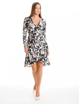 Vestido corto de seda fría con estampado botánico en blanco y negro. Presenta escote en V cruzado, mangas largas entalladas, cintura elastizada con aplique metálico lateral y ruedo asimétrico.