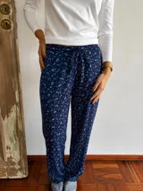 Pantalón de pijama azul marino con estampado floral sutil, tiro medio, cintura elástica con cordón de ajuste y bolsillos laterales.