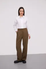 Pantalón de vestir verde oliva, de corte holgado, con pinzas y bolsillos laterales.