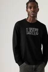 Remera negra de manga larga con cuello redondo y estampado frontal del logo "Levi's" en blanco.