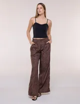 Top crop ajustado negro de estilo corsé, con tirantes finos regulables y escote corazón. Cuenta con costuras verticales decorativas en el frente.