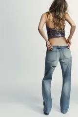 Top corto de cuello halter con escote pronunciado y espalda descubierta, completamente cubierto de lentejuelas.