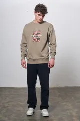 Pantalón de jean negro de corte recto, con cinco bolsillos y cierre con botón.