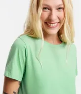 Remera básica de manga corta y cuello redondo, confeccionada en algodón de color celeste.