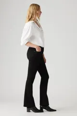 Jean Levi's 725 High Rise Bootcut de mujer, color negro, ajustado en cadera y muslos, con cintura alta y pierna acampanada. Confeccionado con tecnología Levi's® Sculpt con Hypersoft para mayor comodidad y elasticidad.