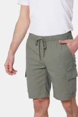 Bermuda cargo azul marino con bolsillos laterales en las piernas y diseño clásico.