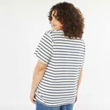 Remera a rayas horizontales azules y blancas de manga corta.