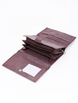 Billetera de cuero color negro con cierre de solapa con broche a presión.