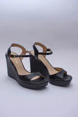 Sandalias negras de cuero con plataforma y tacón corrido cubierto en rafia.