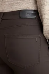Pantalón de corte cropped y tiro alto, con acabado engomado en color chocolate. Presenta diseño de cinco bolsillos y cierre frontal con botón y cremallera.