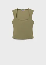 Top sin mangas de color verde oliva, con escote cuadrado y diseño entallado al cuerpo.