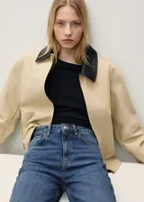 Pantalón de jean de corte recto y tiro medio, con cierre de cremallera y botón, trabillas para cinturón y diseño clásico de cinco bolsillos.