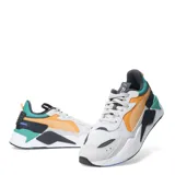 Championes urbanos Puma modelo RS-X Hard Drive, con diseño multicolor que combina paneles en gris, blanco, naranja y verde. Presentan una silueta robusta con suela gruesa y detalles texturizados en la parte superior.