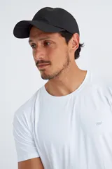 Gorro deportivo negro con perforaciones para ventilación y ajuste trasero con cinta.