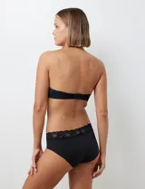 Pack de dos soutiens strapless en lycra, marca Sophie B. Incluye un soutien color beige y un soutien color negro.