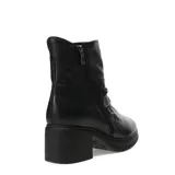 Bota corta de cuero negro con textura granulada, cierre lateral y taco cuadrado de altura media con suela track.